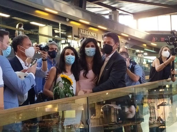 Conte superstar tra acclamazioni e proteste dei no green pass: “La proposta 5 Stelle per Torino è molto competitiva”