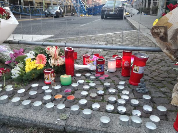 Via Genova, 48 ore dopo la tragedia nel silenzio parlano i cartelli: "Il sistema produce queste disgrazie" Via Genova, 48 ore dopo la tragedia nel silenzio parlano i cartelli: "Il sistema produce queste disgrazie"