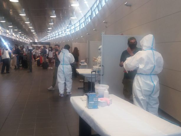 Covid, aperto il presidio per tamponi all'aeroporto di Caselle per chi rientra dall'estero (FOTO) Covid, aperto il presidio per tamponi all'aeroporto di Caselle per chi rientra dall'estero (FOTO)