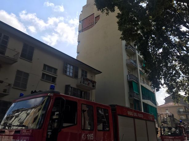 Panico in corso Brianza, crolla la facciata di un palazzo: evacuati i residenti [VIDEO e FOTO]