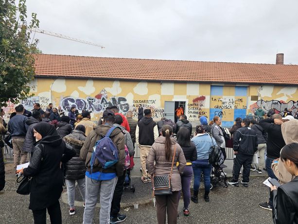 Una notte in coda per il permesso di soggiorno. Anche Settimo si muove: "Cercare una soluzione deve diventare una priorità" [FOTO]