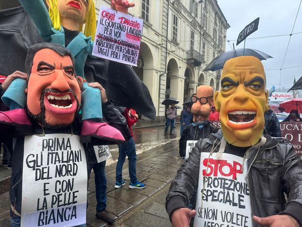 Primo Maggio, a Torino bruciate le bandiere della Nato e dell’Europa