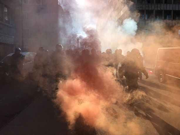 Anarchici bloccano via Falcone, cori contro Susanna Schlein: tensione e lancio di lacrimogeni contro la Polizia