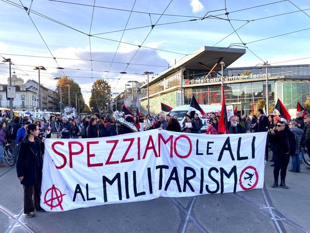 Pomeriggio di cortei a Torino: pro Palestina, contro le spese militari e per i diritti delle persone trans [FOTO]