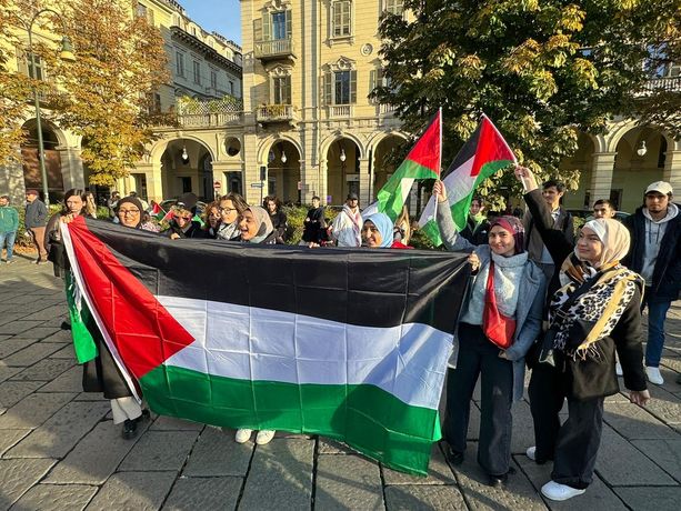 Pomeriggio di cortei, nel centro di Torino: dai Pro Palestina alle attiviste di Non una di meno