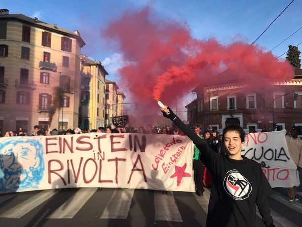 Gli studenti dell’Einstein in corteo in via Bologna: “Questo sistema ci fa schifo” [VIDEO e FOTO]