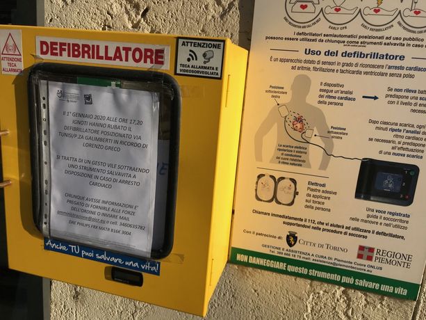 Perde i sensi mentre si trova a scuola, ma viene salvato dal defibrillatore Perde i sensi mentre si trova a scuola, ma viene salvato dal defibrillatore