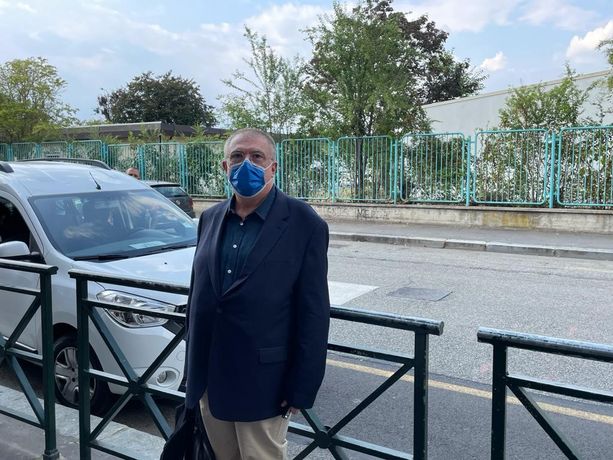 Docente senza green pass si ripresenta a scuola, accompagnato fuori dai carabinieri (VIDEO)