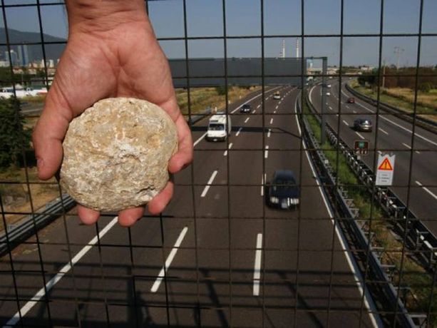 Sassi lanciati sul raccordo Torino-Pinerolo: tragedia sfiorata, due auto e un tir danneggiati Sassi lanciati sul raccordo Torino-Pinerolo: tragedia sfiorata, due auto e un tir danneggiati