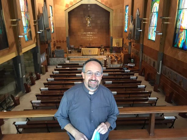 Tra visiere e distanze, la Messa al tempo della fase 2: “Una persona fuori dalla chiesa è una grande ferita” Tra visiere e distanze, la Messa al tempo della fase 2: “Una persona fuori dalla chiesa è una grande ferita”