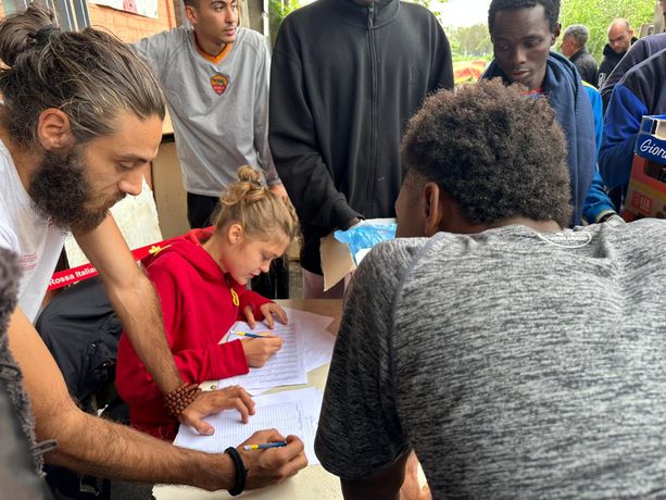 Il grande cuore dei torinesi, in via Traves arrivano le donazioni per i migranti: “Hanno bisogno di scarpe, pantaloni e felpe” Il grande cuore dei torinesi, in via Traves arrivano le donazioni per i migranti: “Hanno bisogno di scarpe, pantaloni e felpe”