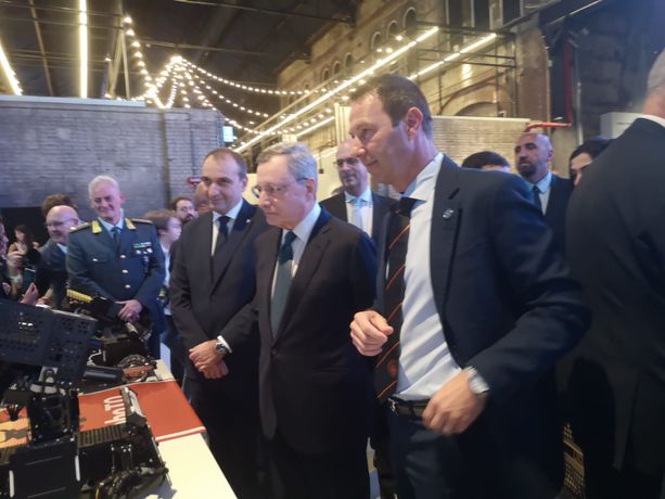 Draghi premiato alle Ogr: “Europa come Usa, senza high tech. La risposta è l’innovazione" Draghi premiato alle Ogr: “Europa come Usa, senza high tech. La risposta è l’innovazione"