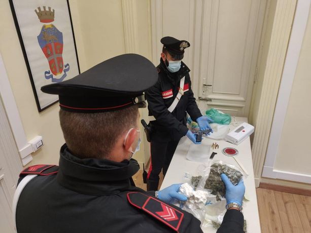 Droga alle Vallette: arrestato un uomo con un chilo e mezzo di stupefacenti e una pistola [VIDEO]