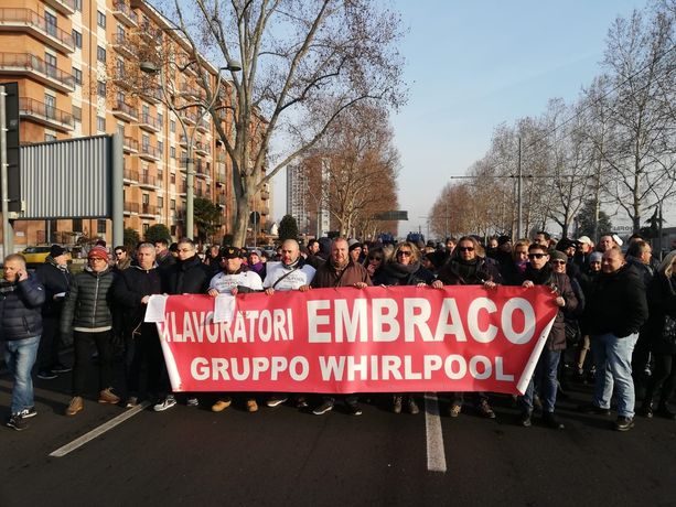 Embraco, lavoratori ancora in strada: &quot;Insopportabile essere presi in giro dalle istituzioni&quot; [FOTO]