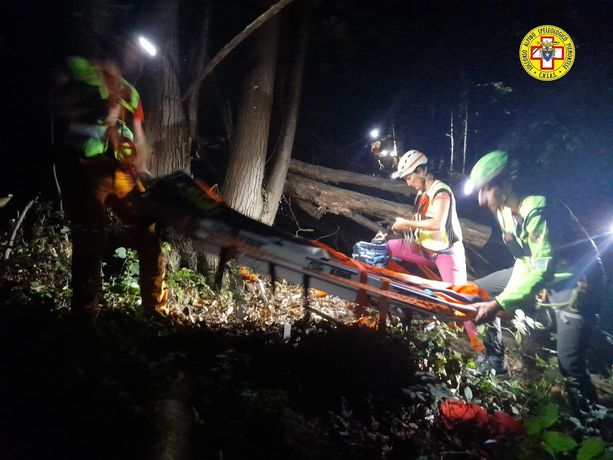 Cade nei boschi e rimane bloccato: intervento notturno per salvare un uomo di 78 anni a Perosa Argentina