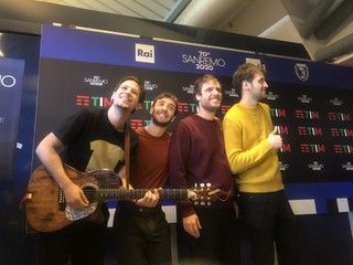 #Sanremo2020: i torinesi Eugenio In Via Di Gioia sdrammatizzano la sconfitta cantando in sala stampa #Sanremo2020: i torinesi Eugenio In Via Di Gioia sdrammatizzano la sconfitta cantando in sala stampa