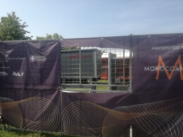 Eurovision, si smonta il villaggio. E i &quot;cacciatori&quot; di souvenir sono già entrati in azione [FOTO]