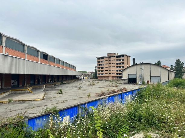 Ex Gondrand, spunta la clamorosa ipotesi: l’abbattimento. E gli operai lavorano per chiudere di nuovo gli accessi Ex Gondrand, spunta la clamorosa ipotesi: l’abbattimento. E gli operai lavorano per chiudere di nuovo gli accessi