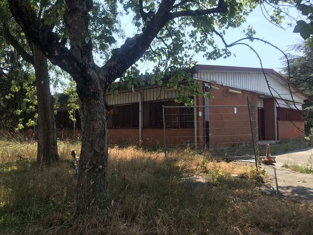 Da presidio di sicurezza a giungla selvaggia: la triste fine della caserma dei vigili di via Morandi [FOTO e VIDEO]