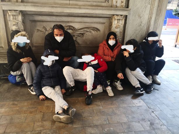 Scappati dalla guerra in Siria, famiglia dorme da giorni al freddo Scappati dalla guerra in Siria, famiglia dorme da giorni al freddo