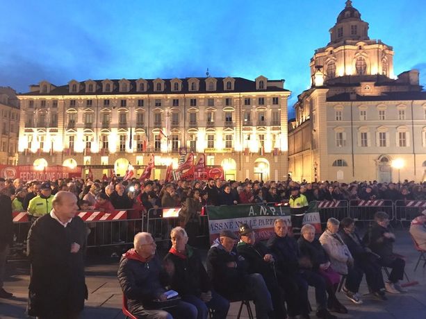 25 Aprile, a Torino torna la fiaccolata: per la Liberazione anche la Biciclettata Partigiana 25 Aprile, a Torino torna la fiaccolata: per la Liberazione anche la Biciclettata Partigiana
