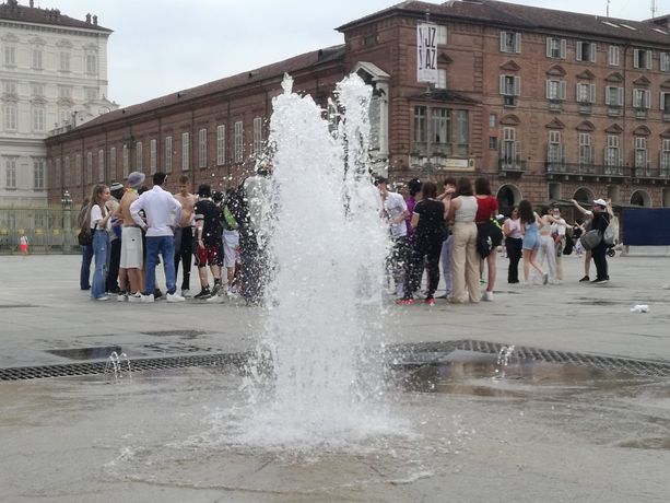 Campanella di fine anno: Torino celebra di nuovo il &quot;rito delle fontane&quot; in piazza Castello [FOTO]
