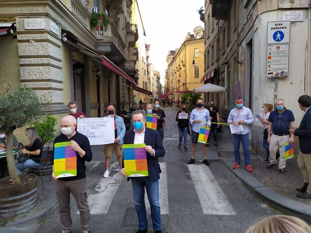Esercenti in piazza per sensibilizzare il &quot;popolo della movida&quot;: &quot;Per mantenere le libertà serve responsabilità&quot; (FOTO e VIDEO)