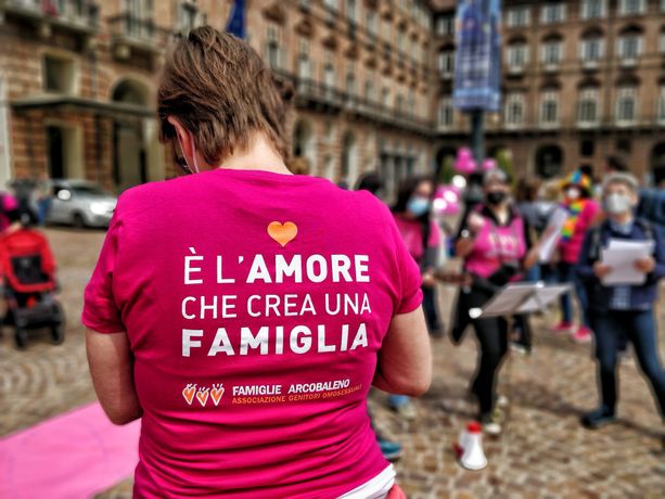 Famiglie arcobaleno in piazza: &quot;Riconoscere diritti dei genitori Lgbti alla nascita dei figli&quot; [VIDEO]