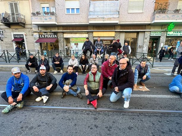 Assediati da pusher e prostitute, i mercatali di Barriera di Milano in rivolta: “Serve l’esercito”