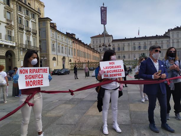Torino, protesta di parrucchieri ed estetisti: “Vogliamo riaprire il 19 maggio e diciamo no all'abusivismo” [FOTO e VIDEO]