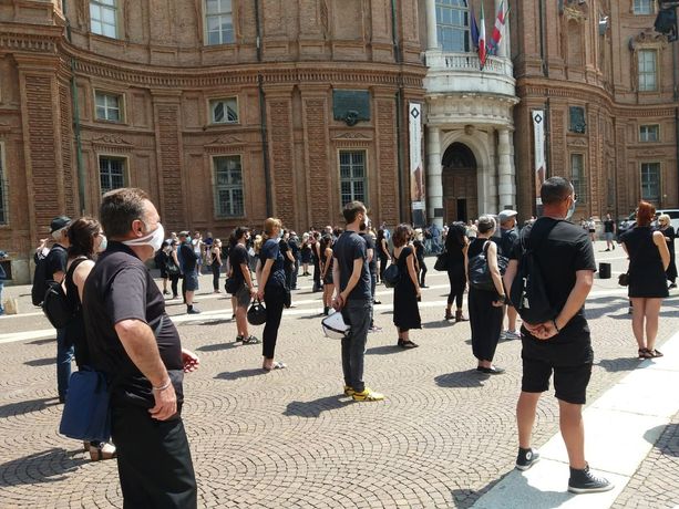 Luciana Littizzetto in piazza con cinema e tv: "È il nostro grido silenzioso" [FOTO e VIDEO]