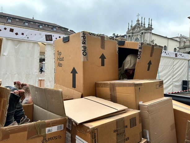 Clochard nelle scatole, in piazza San Carlo il condominio della disperazione: l’opera shock nel salotto di Torino [FOTO e VIDEO]