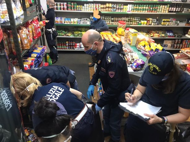 A Torino è boom di mini market etnici: sono più di 600, pioggia di controlli e multe A Torino è boom di mini market etnici: sono più di 600, pioggia di controlli e multe