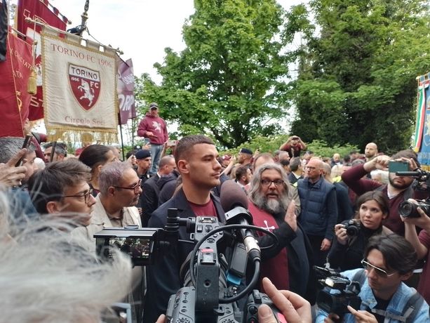 In migliaia a Superga rendono omaggio al Grande Torino: "Invincibili e Immortali"[FOTO]