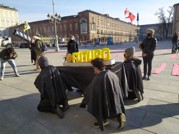 In piazza Castello celebrato il “funerale del futuro” contro la crisi climatica (FOTO e VIDEO) In piazza Castello celebrato il “funerale del futuro” contro la crisi climatica (FOTO e VIDEO)