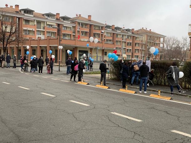 Omicidio di Carmagnola, palloncini liberati in cielo per l'ultimo abbraccio a Teodora e Ludovico [FOTO e VIDEO]