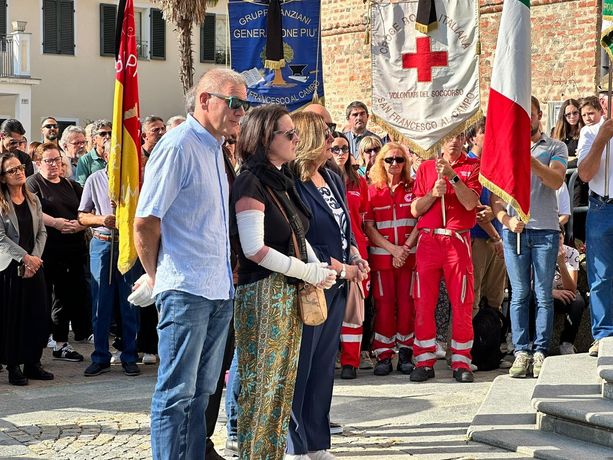 Una bara bianca, lacrime e fiori: ’ultimo saluto a Laura Origliasso, uccisa da una Freccia Tricolore [FOTO e VIDEO]