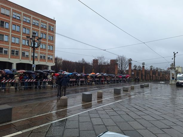 In piazza San Giovanni il "popolo" di Vittorio Emanuele, tra ombrelli aperti, pioggia e cartelli di saluto [FOTO]