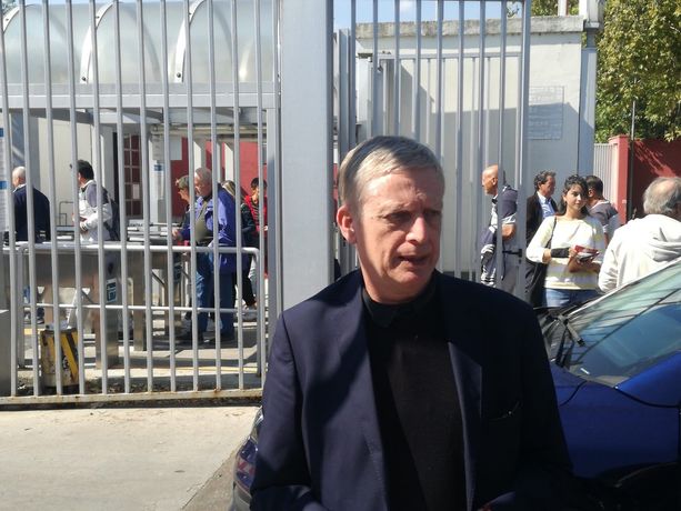 Mirafiori, Cuperlo accetta le critiche degli operai: "Hanno ragione, siamo qui per rimediare ai nostri errori" Mirafiori, Cuperlo accetta le critiche degli operai: "Hanno ragione, siamo qui per rimediare ai nostri errori"