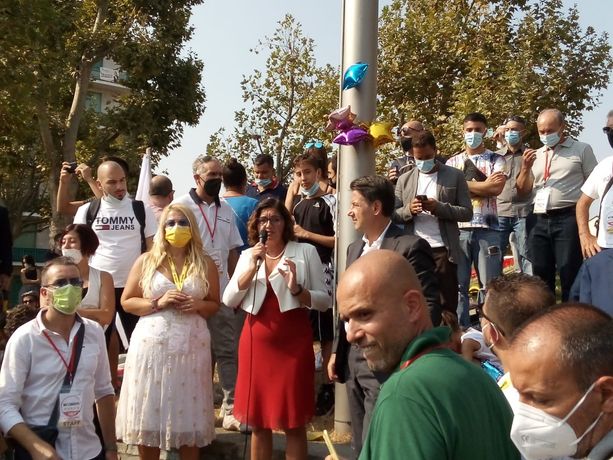 Bagno di folla a Nichelino per Giuseppe Conte, che attacca la Lega e 'incorona' Sara Sibona (FOTO e VIDEO)