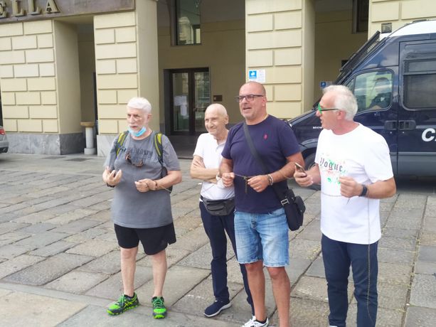 Licenze revocate, ambulanti si incatenano davanti alla Regione: “100 persone oneste oggi sono disoccupate”[FOTO]