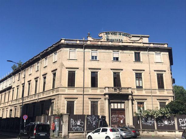 "No wars, no boders": occupata l'ex Astanteria Martini "No wars, no boders": occupata l'ex Astanteria Martini