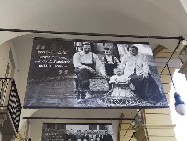 “Ricordati di non dimenticare”, la vita resistente di Nuto Revelli in mostra sotto i portici di Porta Palazzo [FOTO]
