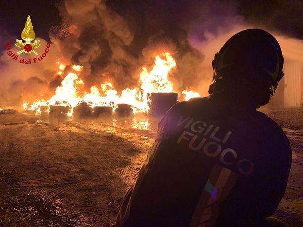 In fiamme un deposito di gomme ad Avigliana