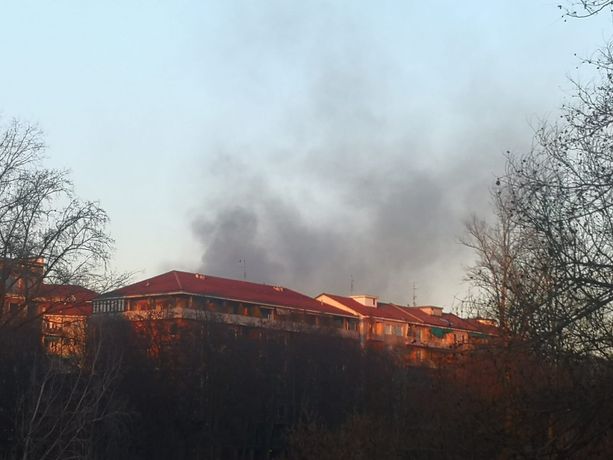 Tetto in fiamme in corso Belgio: colonna di fumo si vede da tutta la città Tetto in fiamme in corso Belgio: colonna di fumo si vede da tutta la città