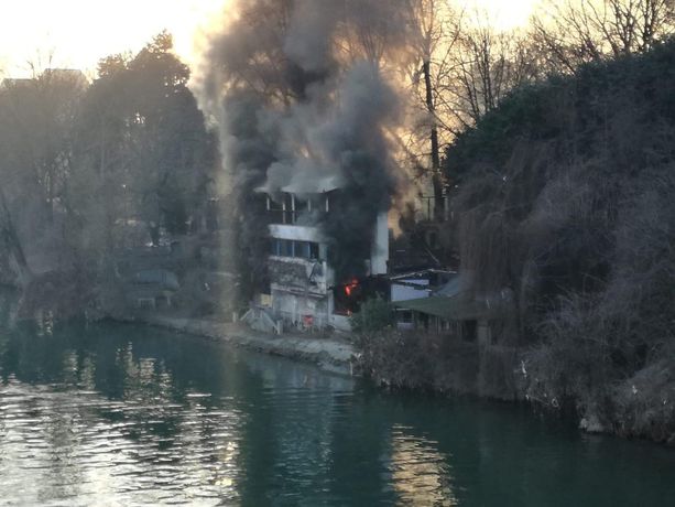 A fuoco il Fluido nel parco del Valentino A fuoco il Fluido nel parco del Valentino