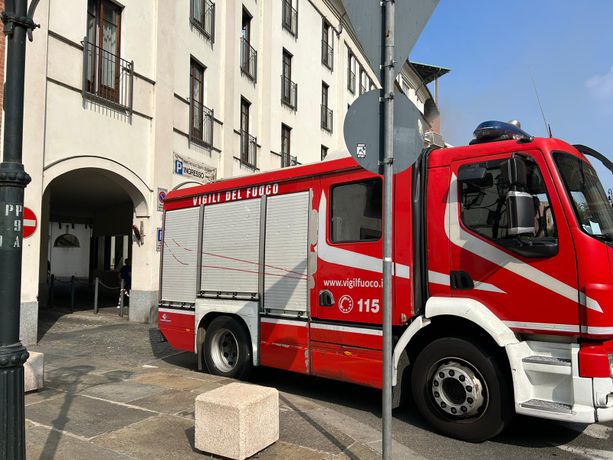 Auto in fiamme, incendio nel parcheggio Santo Stefano: intervento dei vigili del fuoco