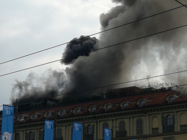Grosso incendio in piazza Carlo Felice, nuvole di fumo altissime sulla città (FOTO e VIDEO)