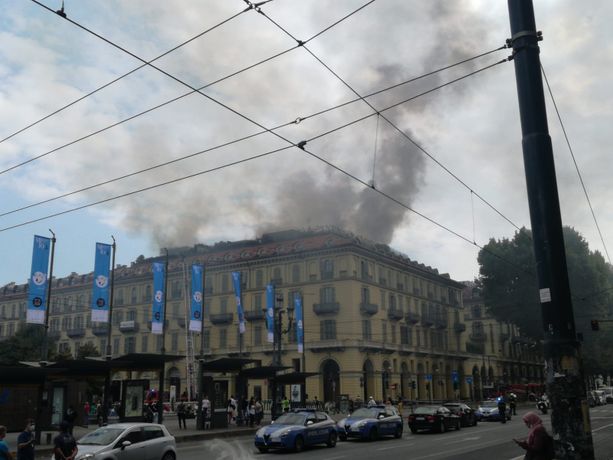Incendio palazzo piazza Carlo Felice, il capo dei pompieri: "Situazione resta critica"