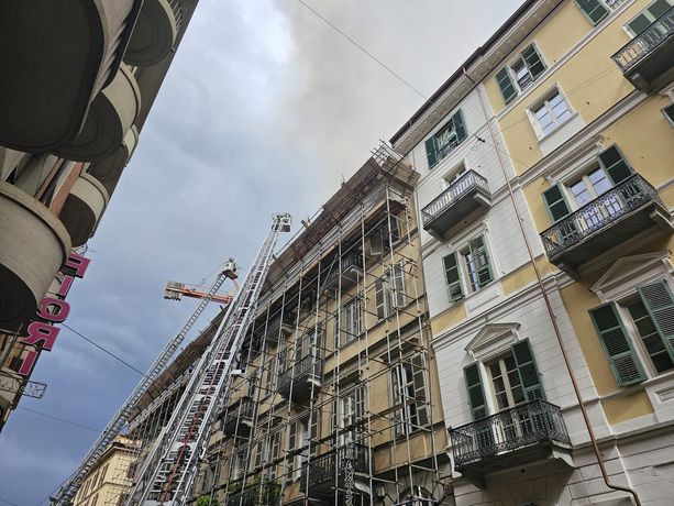 Incendio in via Vanchiglia, sfollati due palazzi e bus deviati: bruciate mansarde e soffitte [FOTO e VIDEO]